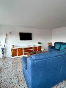 Televisyen dan/atau pusat hiburan di Apartamento junto a la playa