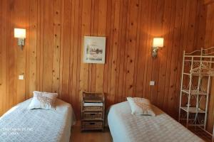 Postel nebo postele na pokoji v ubytování Gîte les 4 saisons - Intérieur bois - Lac de Chalain