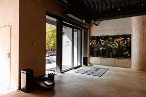 ブカレストにあるZen Studio 1 with balconyの植物窓付き店舗
