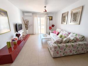 ein Wohnzimmer mit Sofa und Tisch in der Unterkunft Casa Cati in La Herradura