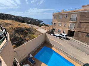 einen Blick vom Balkon eines Gebäudes mit Pool in der Unterkunft Casa Cati in La Herradura