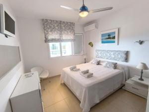 ein weißes Schlafzimmer mit einem Bett und einem Fenster in der Unterkunft Casa Cati in La Herradura + 12 Fotos