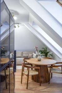 a dining room with a table and chairs at Apartamenty Kościuszki in Gliwice