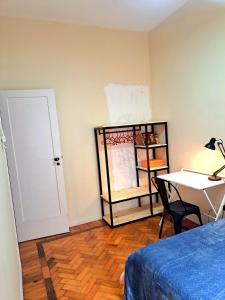 Quarto com Anfitriã em Copa客房内的一张或多张床位