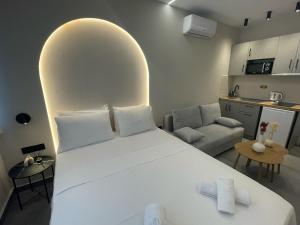 Ένα ή περισσότερα κρεβάτια σε δωμάτιο στο Ladadika Urban Suites +5 φωτογραφίες