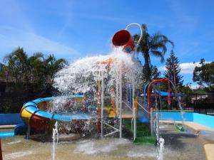 - un parc aquatique avec toboggan dans l'établissement Discovery Parks - Emerald Beach, à Emerald Beach