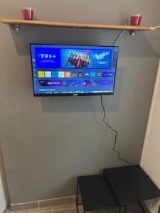 Μια τηλεόραση ή/και κέντρο ψυχαγωγίας στο Studio proche de la CNPE +10 φωτογραφίες