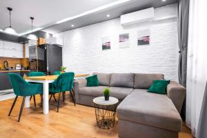 Posezení v ubytování Feel Right at Home - Bright and Modern Apartment by Flat Mаnager