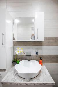 Koupelna v ubytování Feel Right at Home - Bright and Modern Apartment by Flat Mаnager + 8 fotografií