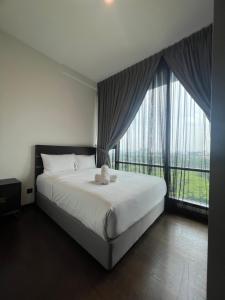 Una cama o camas en una habitación de Merdeka Tower 118 Opus KL 37 fotos más