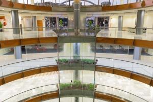 puste centrum handlowe ze szklaną podłogą w centrum handlowym w obiekcie R2 Hotel Pajara Beach w mieście Costa Calma