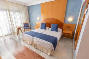 Łóżko lub łóżka w pokoju w obiekcie R2 Hotel Pajara Beach