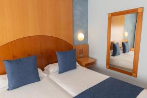 Łóżko lub łóżka w pokoju w obiekcie R2 Hotel Pajara Beach