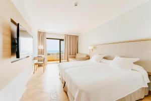 Postel nebo postele na pokoji v ubytování R2 Buganvilla Hotel & Spa