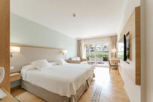 Postel nebo postele na pokoji v ubytování R2 Buganvilla Hotel & Spa + 29 fotografií