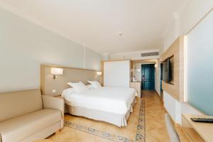 TV a/nebo společenská místnost v ubytování R2 Buganvilla Hotel & Spa