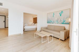 Postel nebo postele na pokoji v ubytování R2 Buganvilla Hotel & Spa