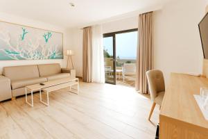 TV a/nebo společenská místnost v ubytování R2 Buganvilla Hotel & Spa