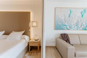 Postel nebo postele na pokoji v ubytování R2 Buganvilla Hotel & Spa