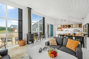 O zonă de relaxare la Beautiful Holiday Home In Sondervig