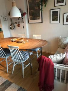 a wooden table and chairs in a living room at Sentralt i Stavern med gangavstand til strand in Stavern