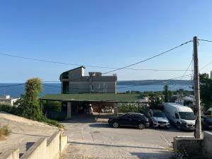 Un estacionamiento con autos estacionados frente a un edificio. en NJ Luxury breeze, en Varna
