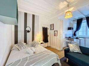 Postel nebo postele na pokoji v ubytování My home auguste comte 1