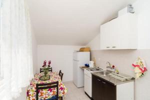 una piccola cucina con un tavolo e un lavandino di Apartment Sutvid with one bedroom a Drače