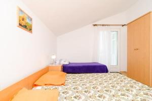 una camera da letto con un letto in una stanza con una finestra di Apartment Sutvid with one bedroom a Drače