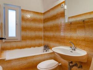 a bathroom with a toilet and a sink and a tub at Apartments Nena ST - Standard One Bedroom Apartment with Balcony and Sea View A2 in Pisak