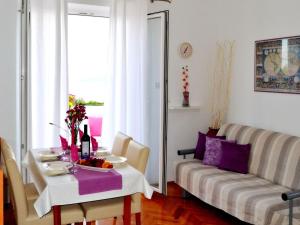 Posezení v ubytování 3 bedroom apartment with balcony