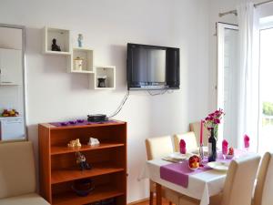 TV a/nebo společenská místnost v ubytování 3 bedroom apartment with balcony