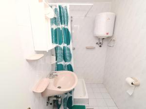 Koupelna v ubytování Apartment Lepur Slano - Two-Bedroom Apartment with Terrace + 22 fotografií