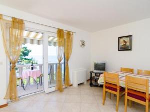 Gallery image of Apartments Plavac Mali- Two Bedroom Apartment with Balcony and Sea View in Potomje