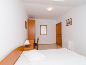 Gallery image of Apartments Plavac Mali- Two Bedroom Apartment with Balcony and Sea View in Potomje +15 photos