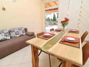 Un comedor con una mesa y un sofá. en Apartments Villa Michele-One Bedroom Apartment with Terrace Smokva, en Orebić 10 fotos más