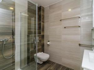 Ένα μπάνιο στο Apartment Lula - Superior Two-Bedroom Apartment with Balcony and Sea View +29 φωτογραφίες