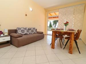 una sala de estar con un sofá y una mesa en Apartments Villa Michele-One Bedroom Apartment with Terrace Smokva, en Orebić