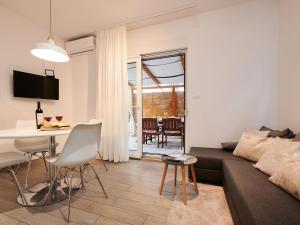 TV a/nebo společenská místnost v ubytování Apartment Boris ST - Two Bedroom Apartment with Terrace and Jacuzzi