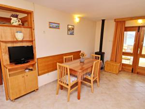 une salle à manger avec une table et une télévision dans l'établissement Holiday Home Katica - One Bedroom Holiday Home with Terrace and Sea View, à Vela Luka