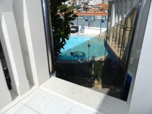 Πισίνα στο ή κοντά στο 2 bedroom apartment with terrace