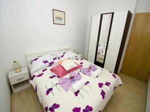 une chambre avec un lit avec des fleurs dessus dans l'établissement Apartments Vesela - One Bedroom Apartment with Balcony and Sea View, à Janjina