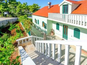 Rõdu või terrass majutusasutuses Seafront Holiday Home Marija-Three Bedroom Holiday Home with Sea View