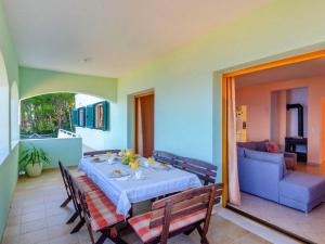 Istumisnurk majutusasutuses Seafront Holiday Home Marija-Three Bedroom Holiday Home with Sea View