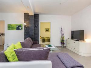 カルロバッグにあるApartments Paola - Two Bedroom Apartment with Terrace and Sea viewのソファとテレビのあるリビングルーム