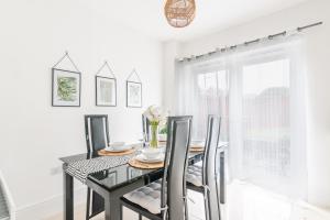 Un comedor con una mesa y sillas negras. en Convenient & cosy 3 bed house, en Newport