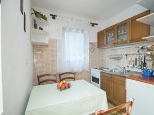 スペタルにあるApartments Natasa- One Bedroom Apartment with Balcony A1 - STのキッチン(テーブル、フルーツボウル付)