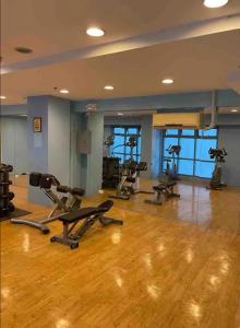 een sportschool met verschillende loopbanden en crosstrainers bij One Bedroom Loft in the heart of Greenbelt Makati in Manilla