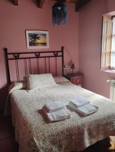 Un dormitorio con una cama con dos toallas encima. en Casa Rural Casa Azul, en Villahormes