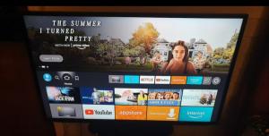 una TV con un film sopra di Holiday Rooms a Gol